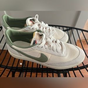 Mens nike sneakers size 9